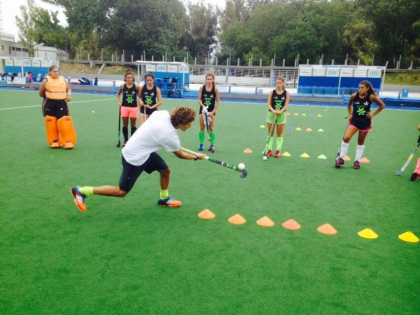 Agustín Nuñez entrenando jugadoras