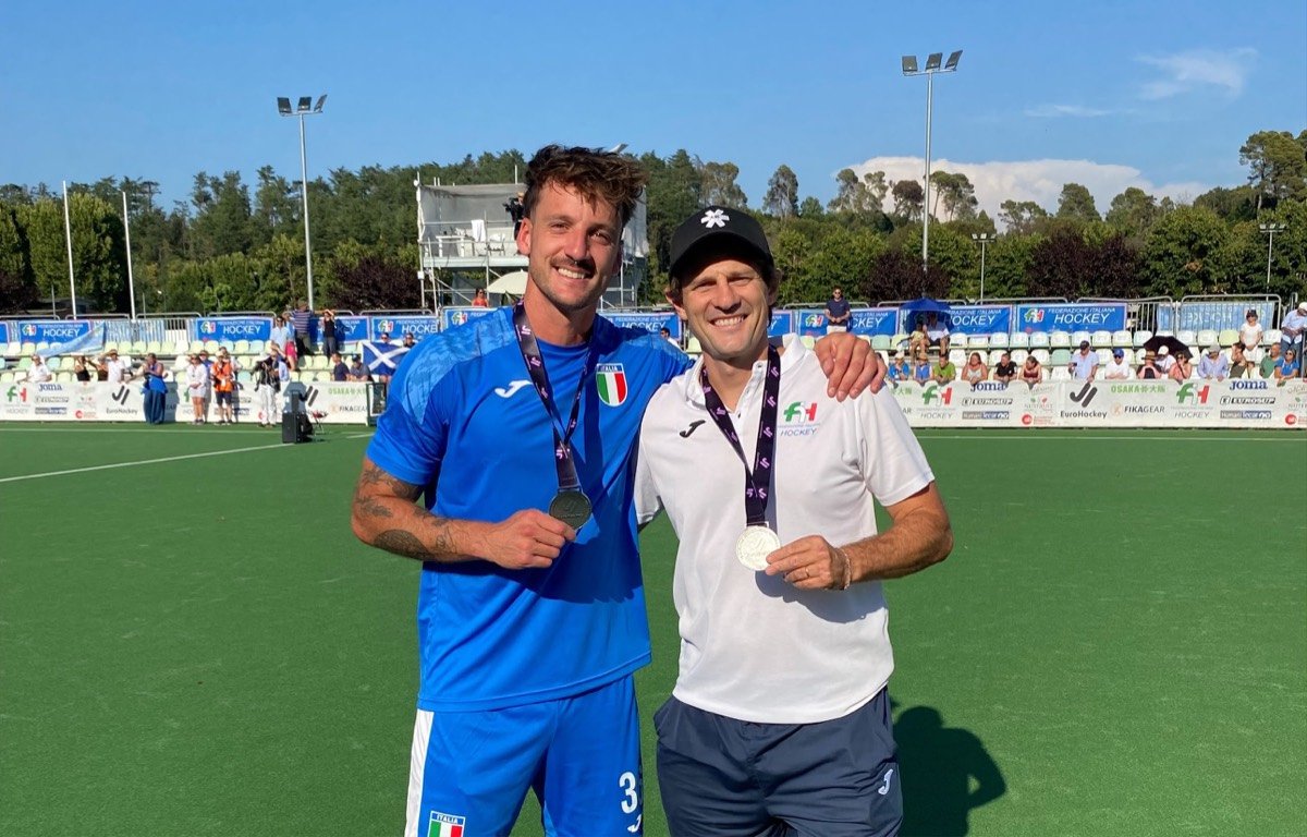 Agustín Nuñez junto a un jugador de la Selección Italiana mostrando las medallas